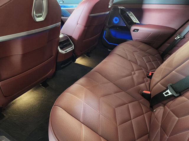 Used 2025 BMW 750e xDrive w/ Executive Package image 30