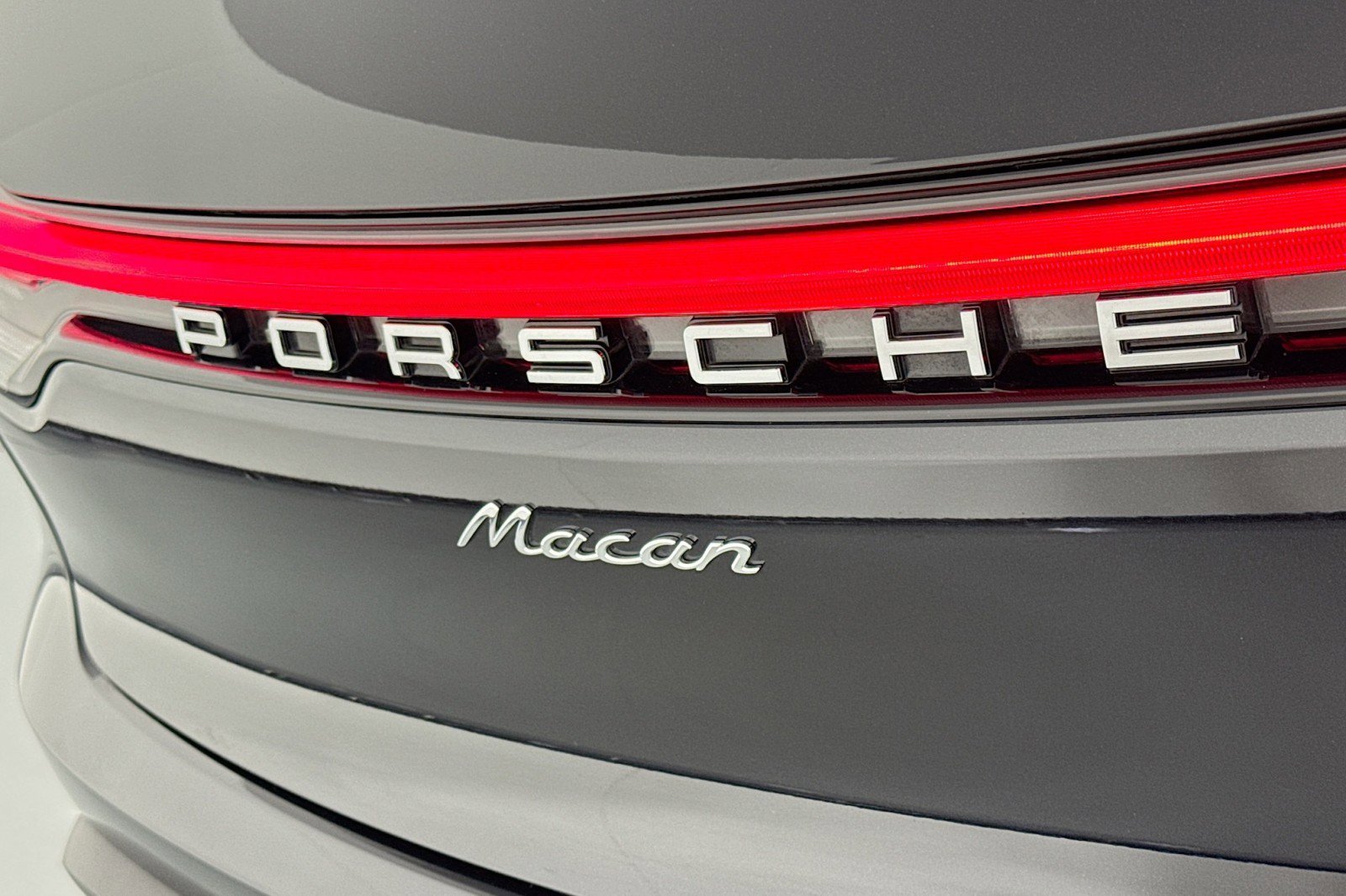 Used 2025 Porsche Macan AWD/4WD image 8