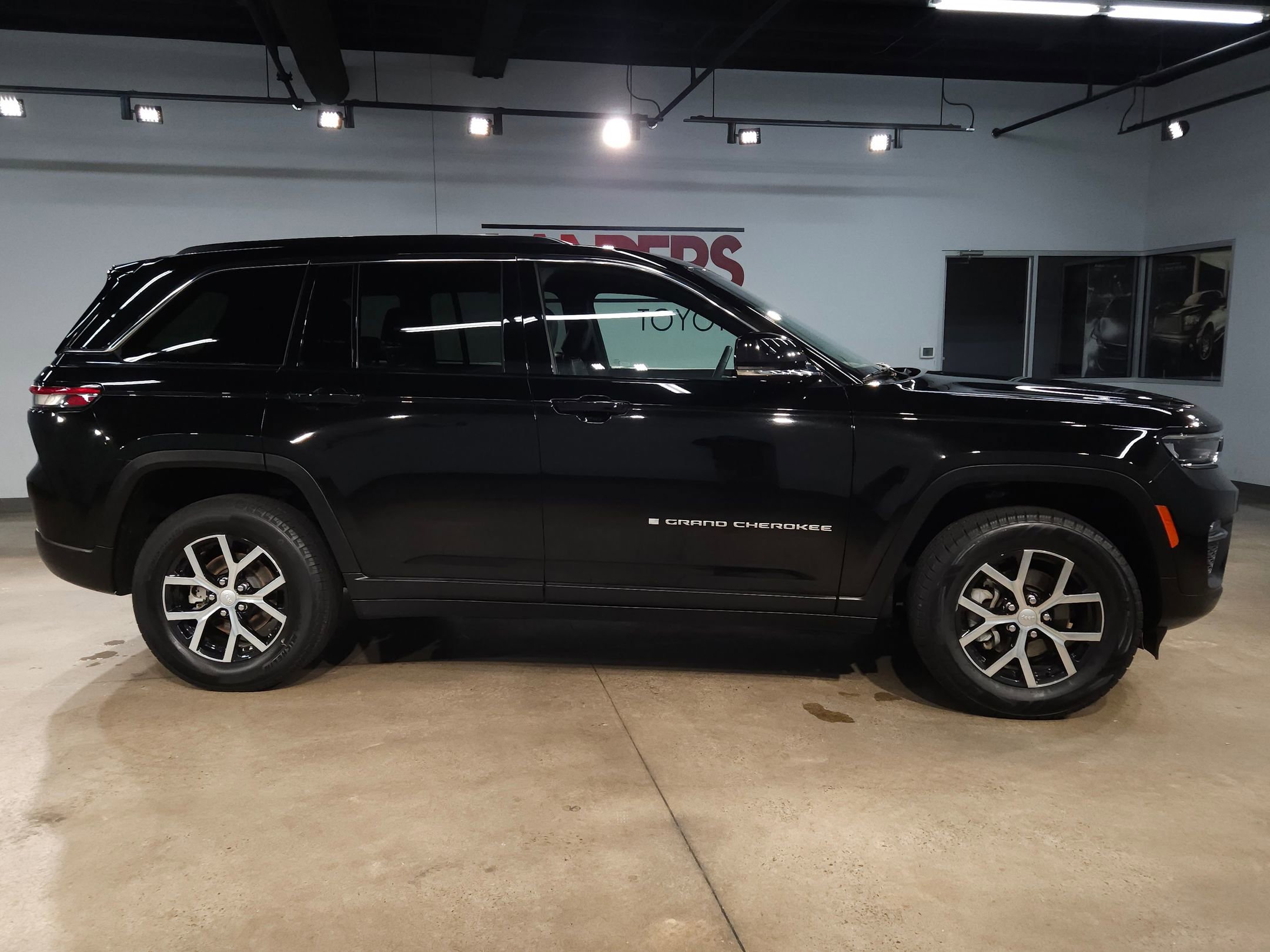 Used 2024 Jeep Grand Cherokee Limited image 8