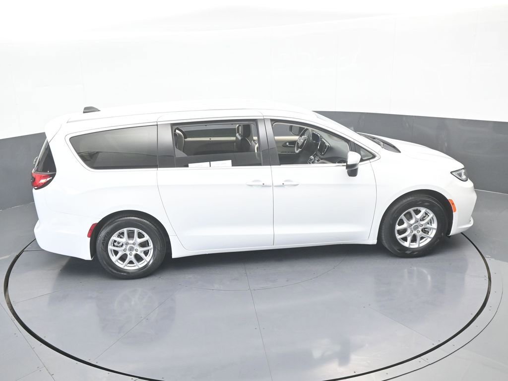 Used 2023 Chrysler Pacifica Touring-L image 52