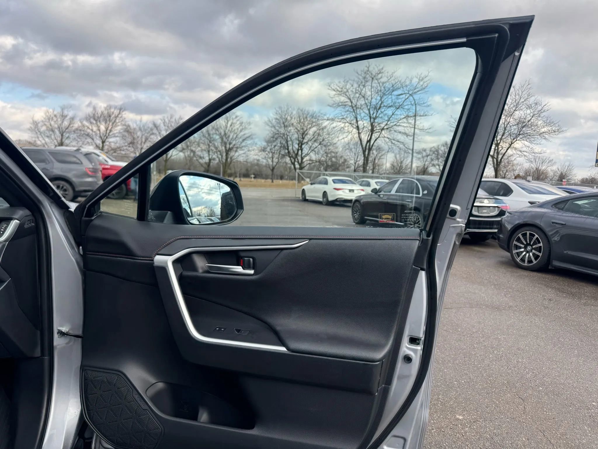 Used 2025 Toyota RAV4 XSE w/ Premium Package image 29