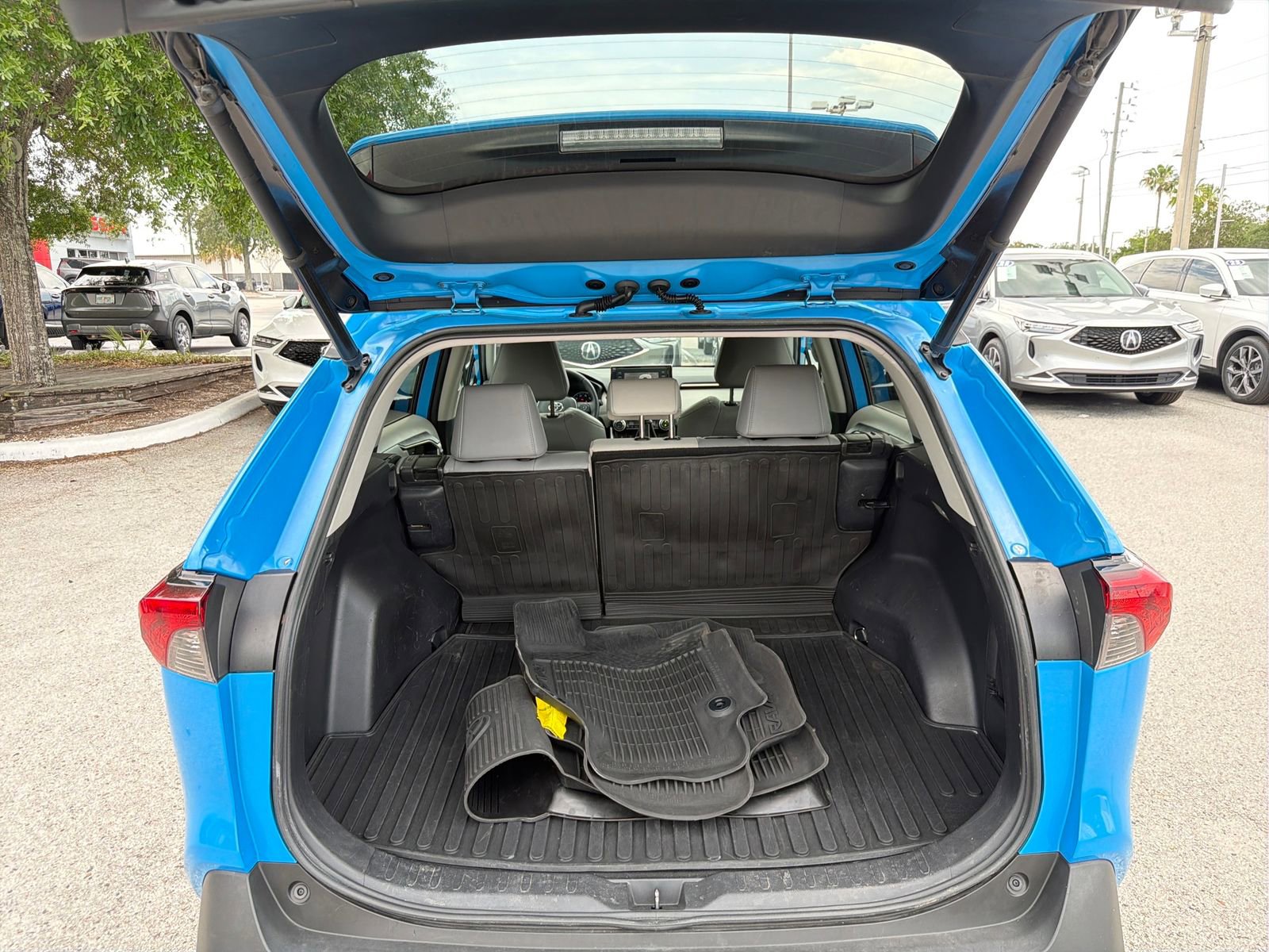 Used 2021 Toyota RAV4 XLE Premium AWD/4WD image 30