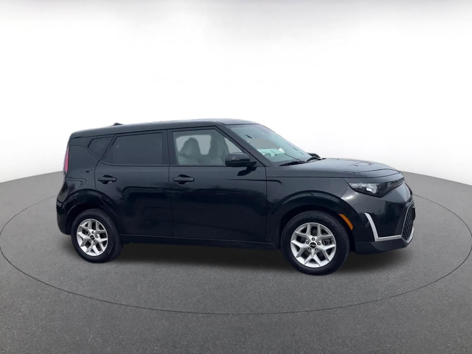 Used 2025 Kia Soul LX w/ LX Technology Package image 2