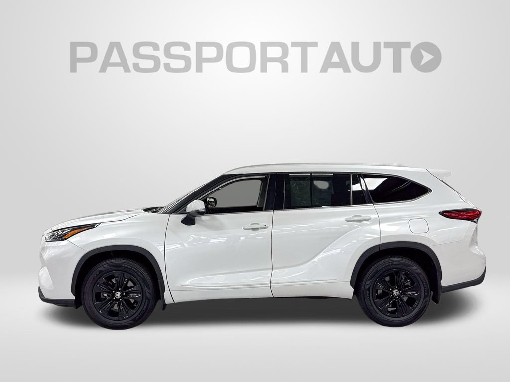 Used 2022 Toyota Highlander XLE AWD/4WD image 2