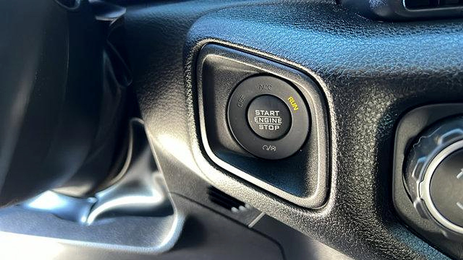 Used 2025 Jeep Gladiator Sport image 25