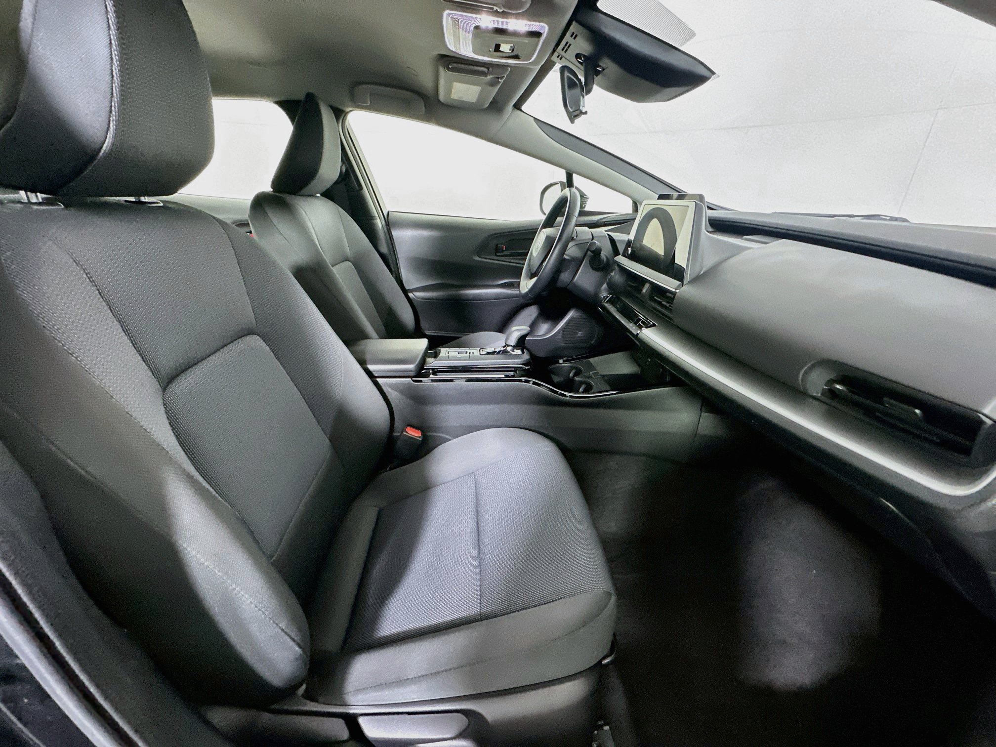 Used 2025 Toyota Prius LE FWD image 29