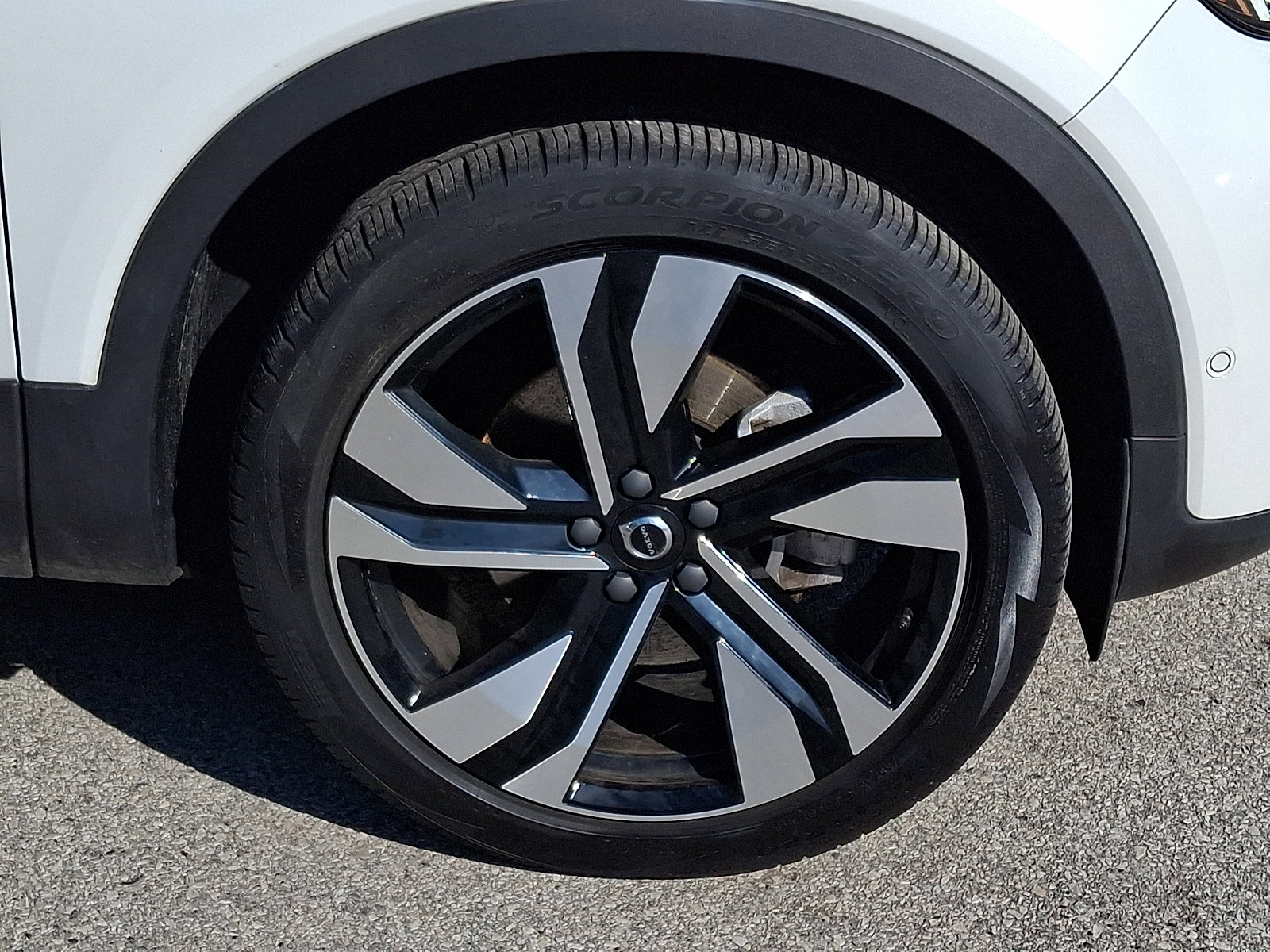 Used 2024 Volvo XC40 B5 Plus w/ Climate Package image 8