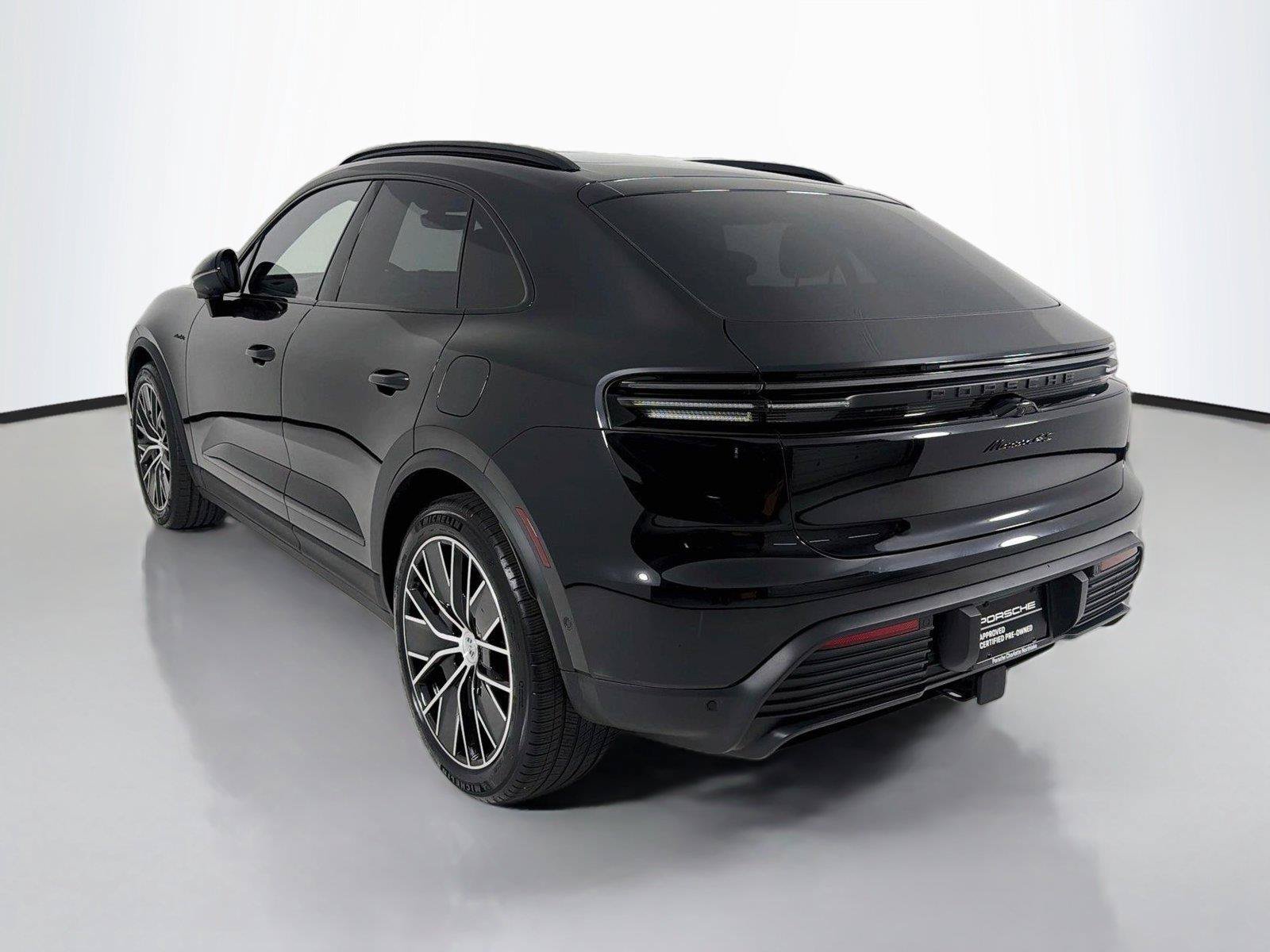 Certified 2025 Porsche Macan 4S Electric AWD/4WD image 3