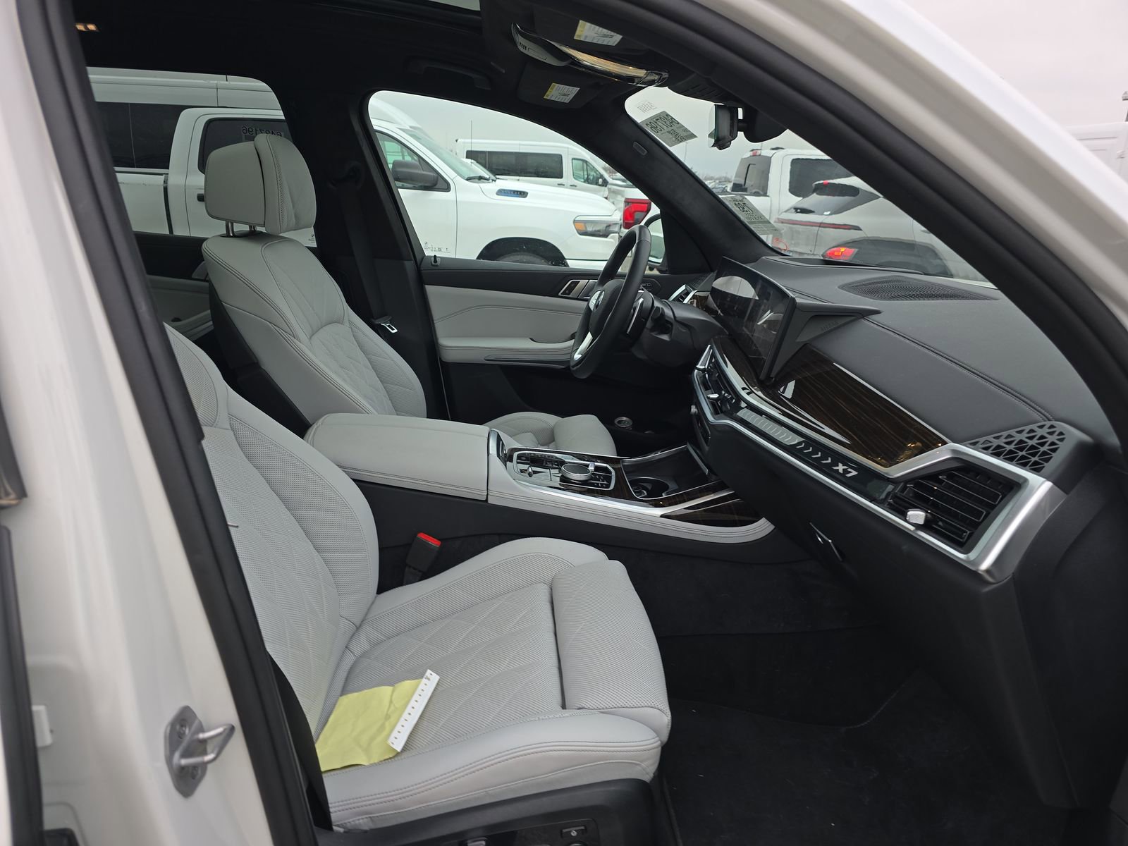 Used 2025 BMW X7 xDrive40i w/ Climate Comfort Package image 11