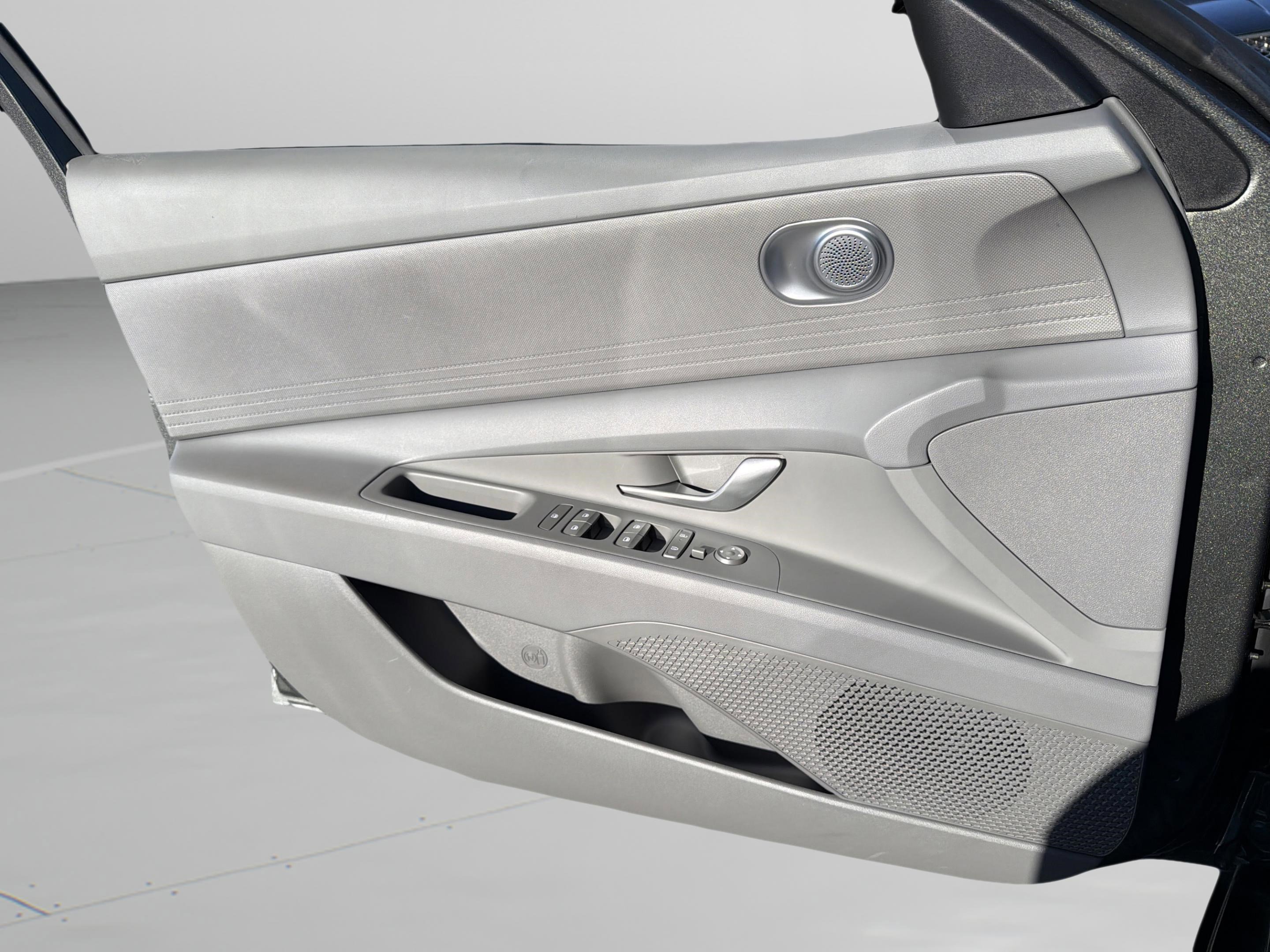 Used 2025 Hyundai Elantra SE image 23