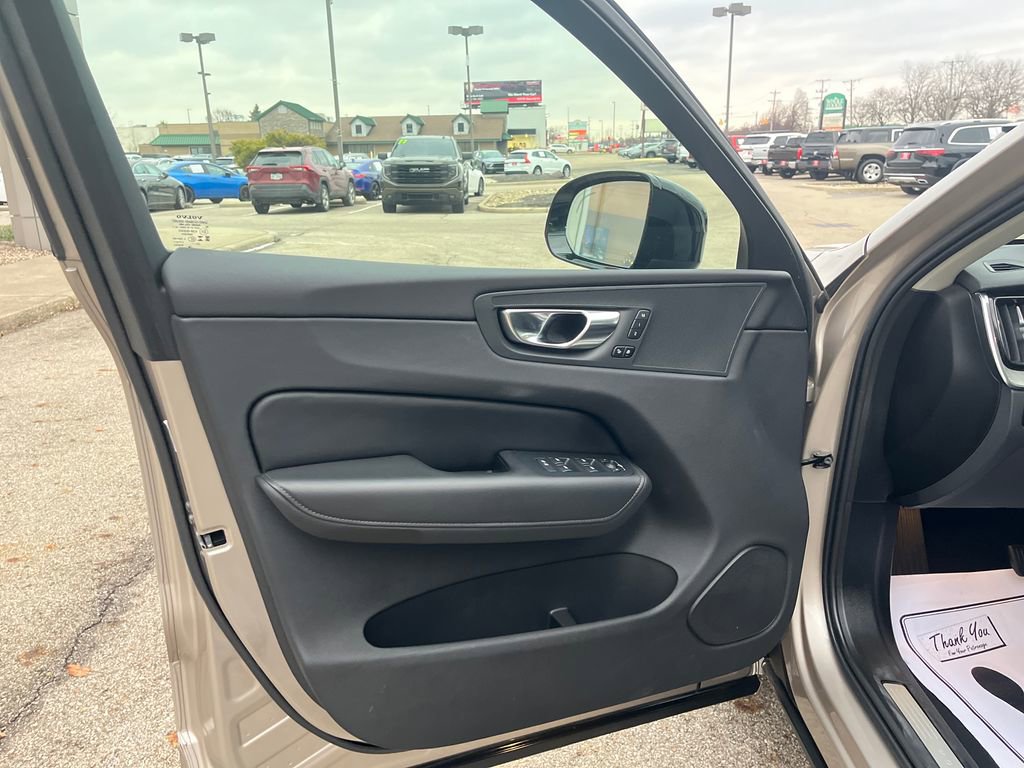 Used 2025 Volvo XC60 B5 Plus image 11