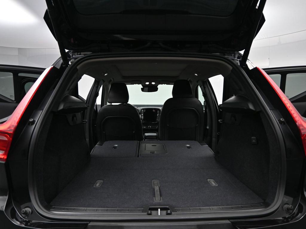 Used 2025 Volvo XC40 B5 Plus image 16