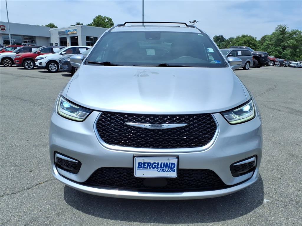 Used 2024 Chrysler Pacifica Pinnacle w/ Trailer Tow Group AWD/4WD image 9
