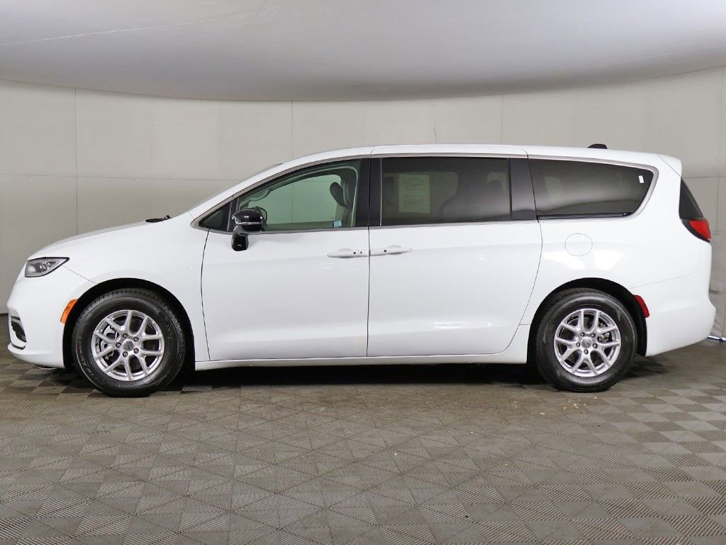 Used 2024 Chrysler Pacifica Touring-L FWD image 18