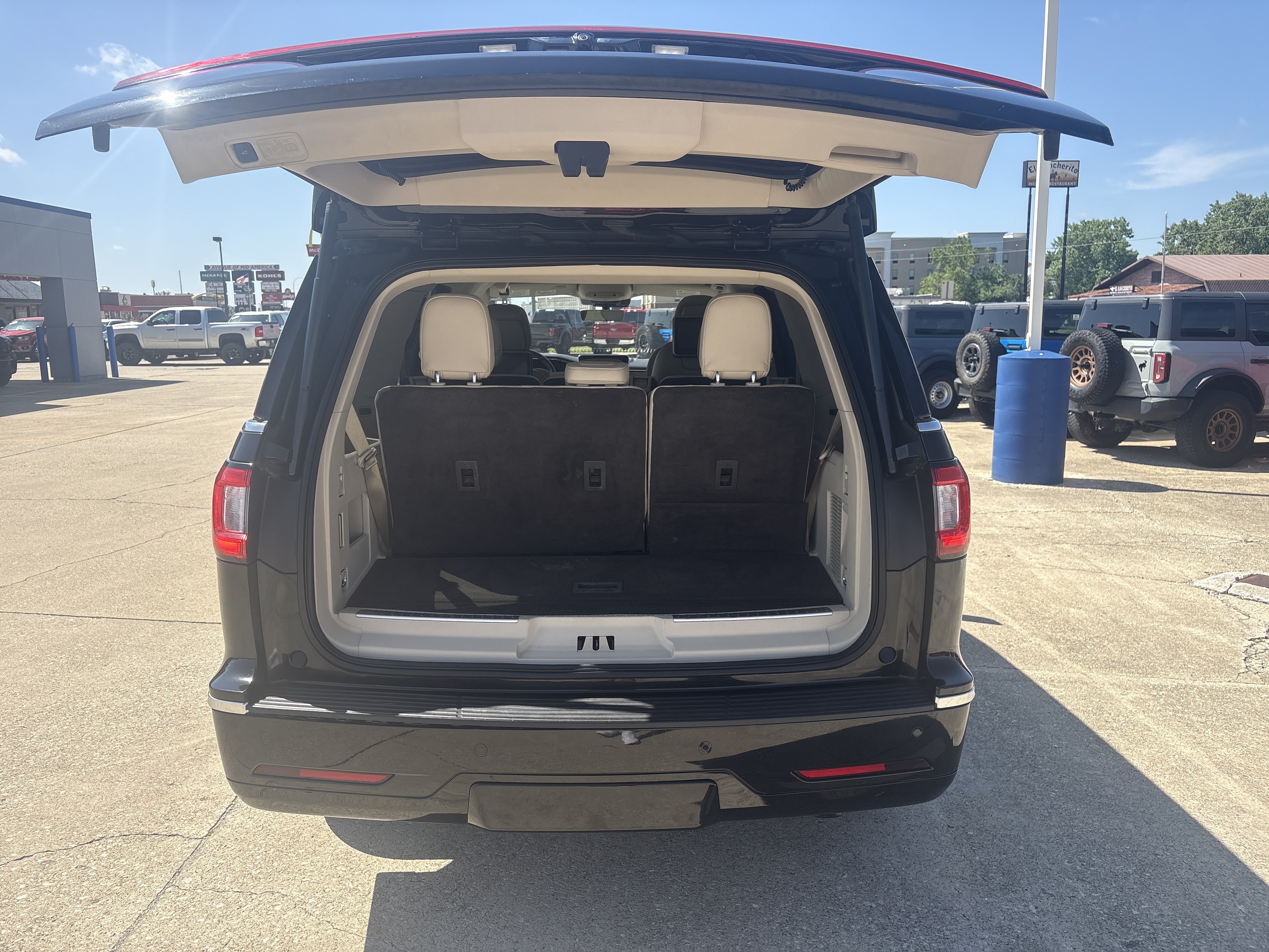 Used 2018 Lincoln Navigator Select w/ Technology Package RWD image 6