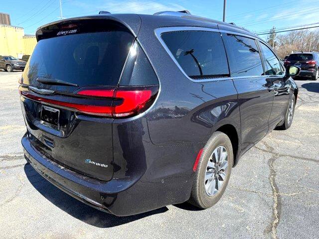 Used 2021 Chrysler Pacifica Touring-L w/ Uconnect Theater Family Group image 10