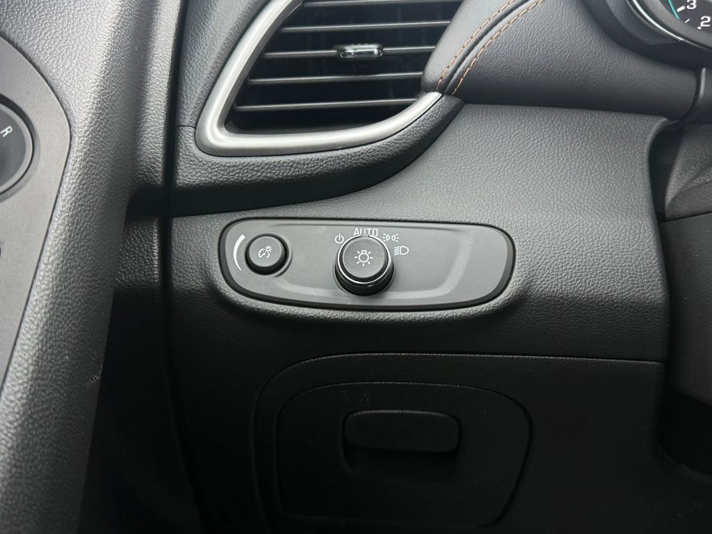 Used 2022 Chevrolet Trax LT w/ LT Convenience Package image 21