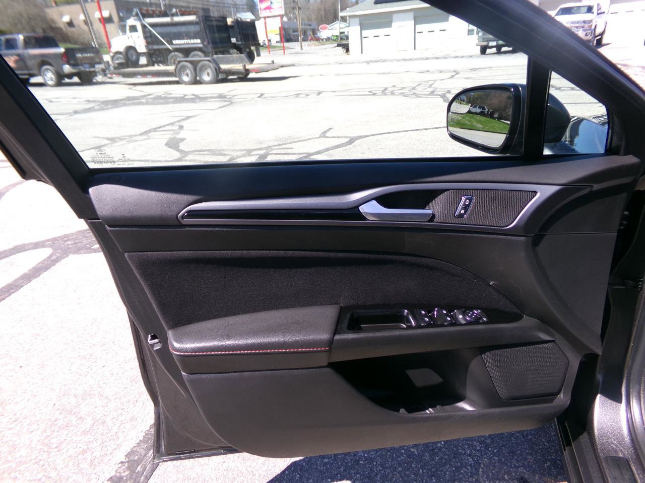 Used 2015 Ford Fusion SE w/ Equipment Group 501A image 11