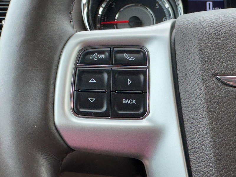 Used 2015 Chrysler Town & Country Touring w/ Driver Convenience Group image 18