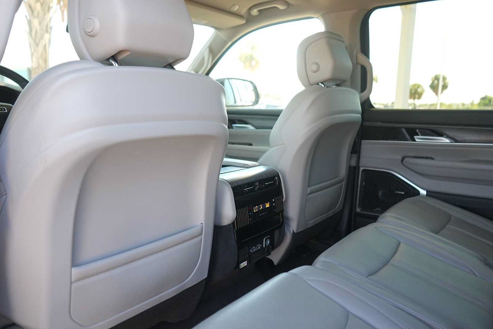 Used 2024 Jeep Wagoneer L Series II w/ Flexible Seating Group AWD/4WD image 13