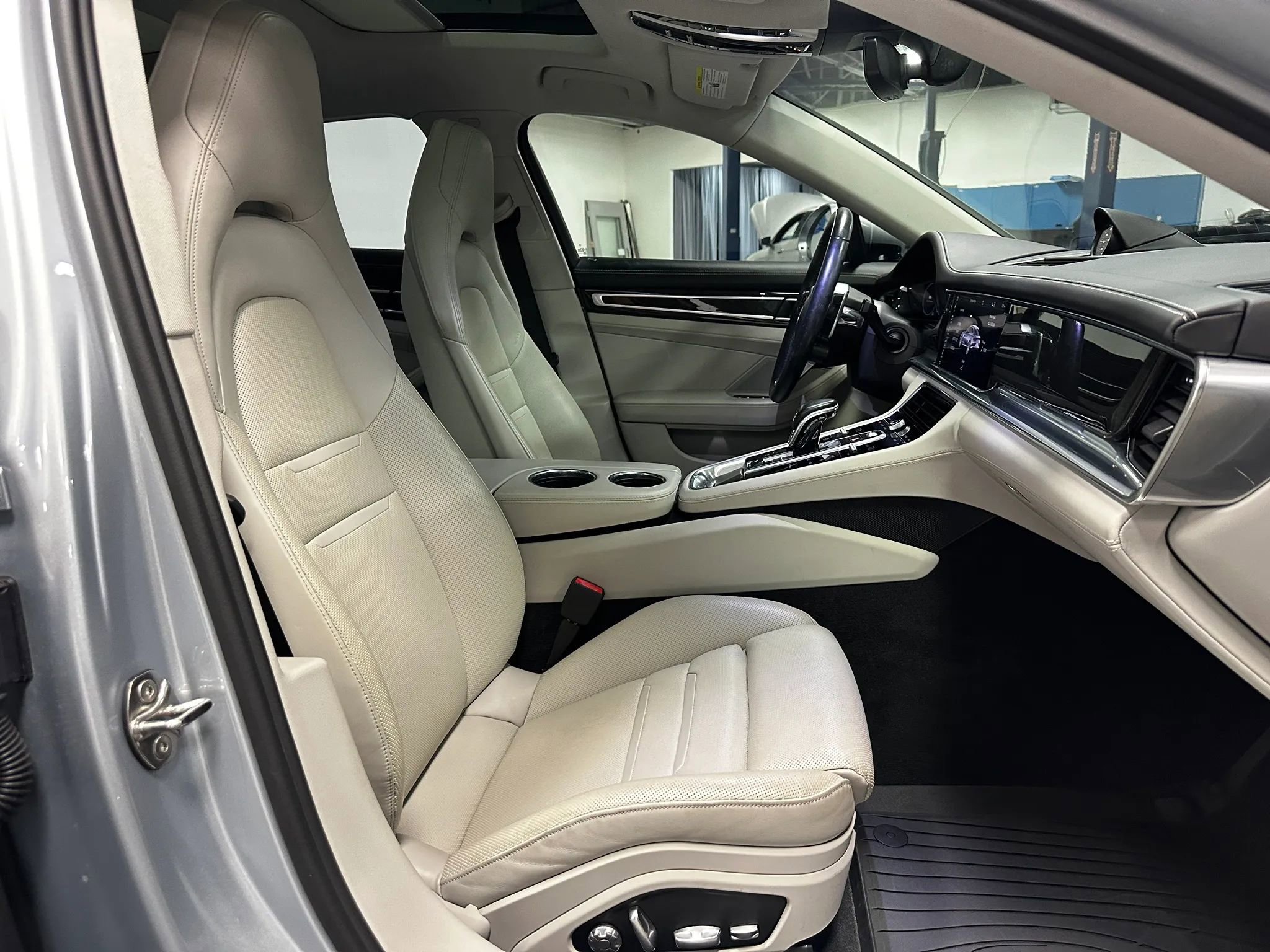Used 2018 Porsche Panamera 4 w/ Premium Package Plus AWD/4WD image 24