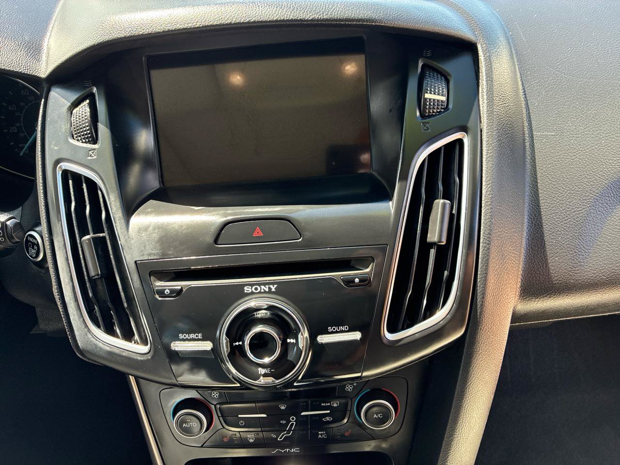 Used 2018 Ford Focus Titanium FWD image 46