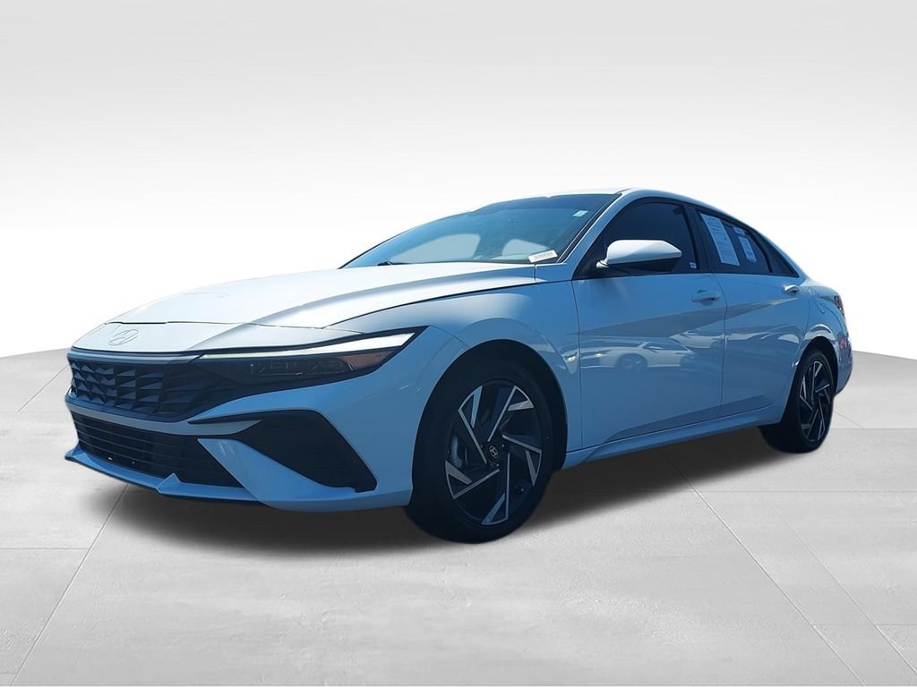 Used 2025 Hyundai Elantra SE FWD image 4