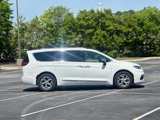 Used 2023 Chrysler Pacifica Limited FWD image 9