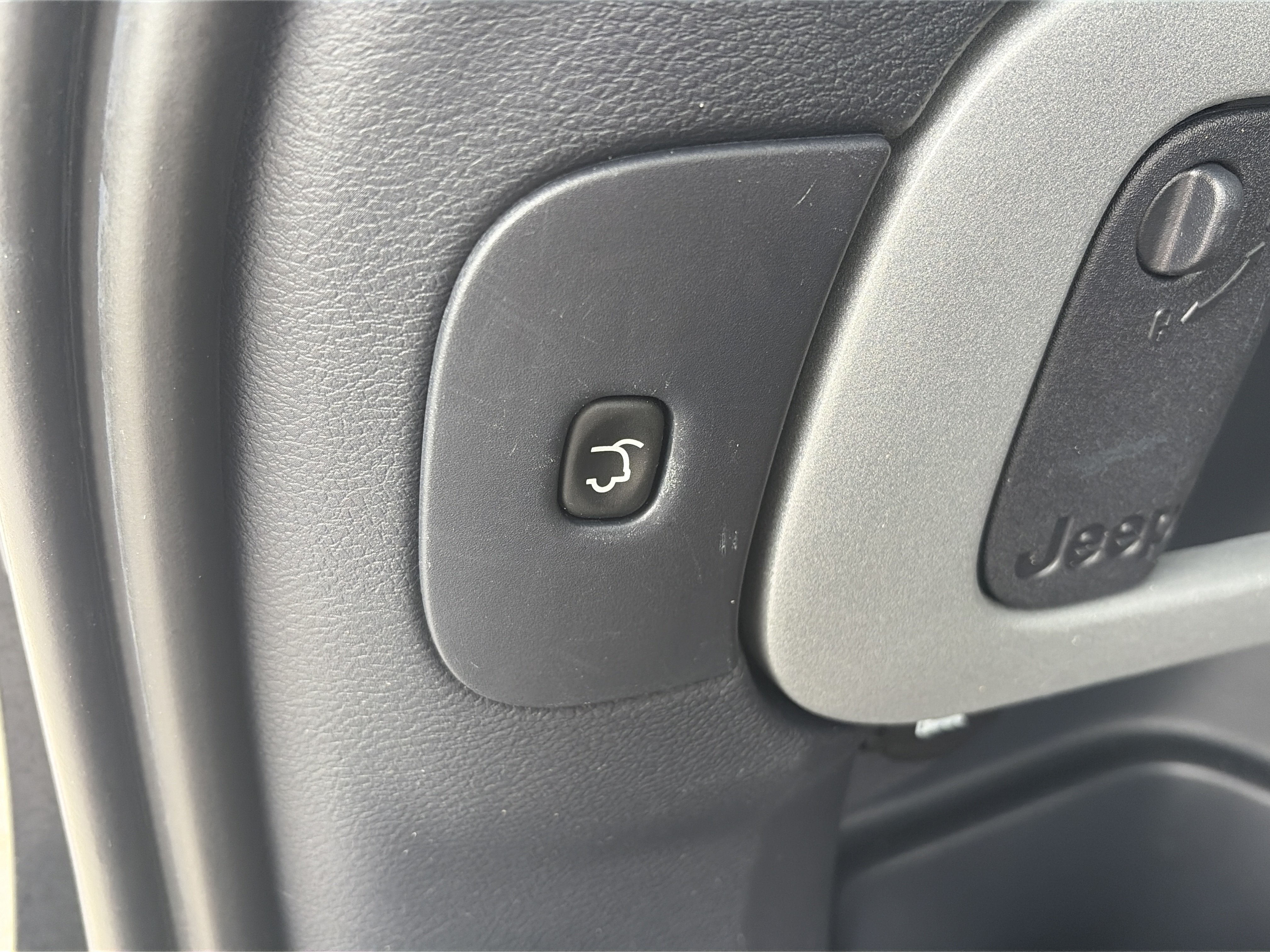 Used 2014 Jeep Cherokee Limited w/ Luxury Group AWD/4WD image 13