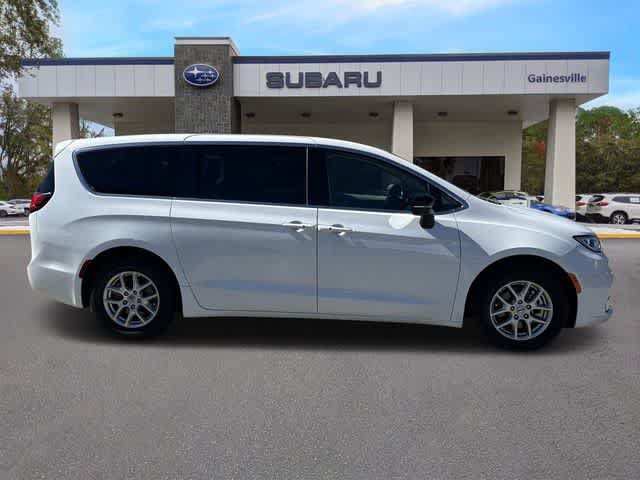 Used 2024 Chrysler Pacifica Touring-L FWD image 7