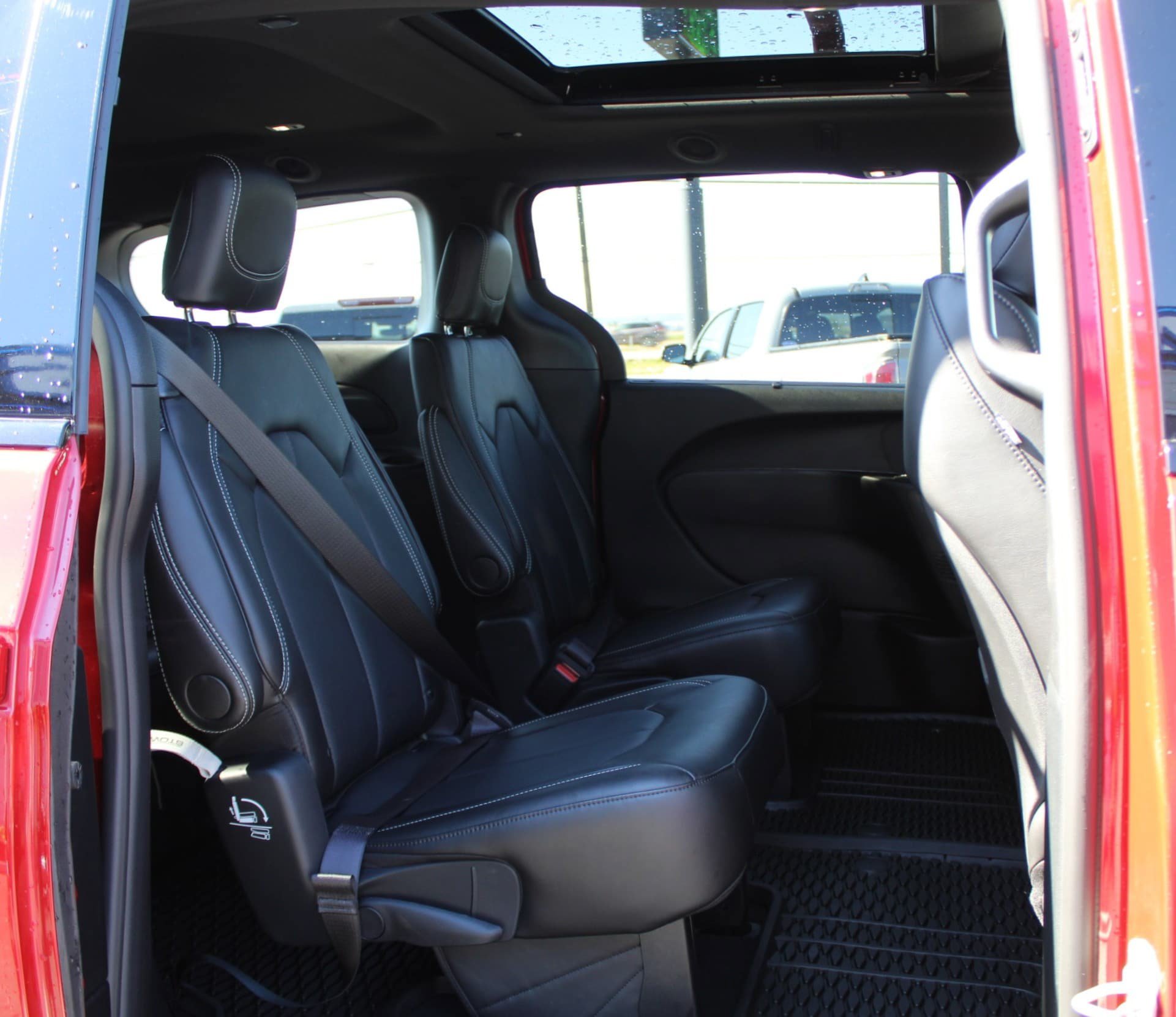 Used 2025 Chrysler Pacifica Select w/ Fav Edition Package FWD image 21