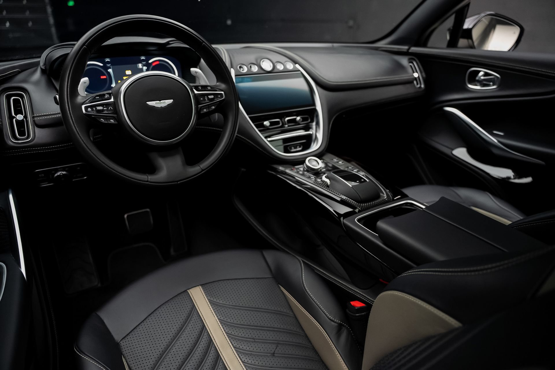 Used 2023 Aston Martin DBX 707 AWD/4WD image 2