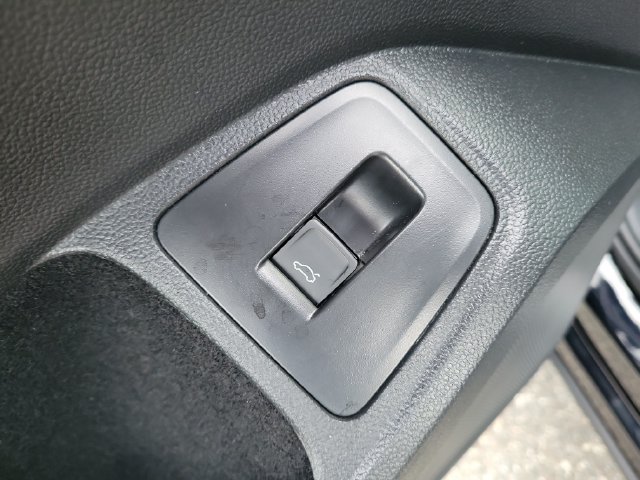 Certified 2022 Volkswagen Tiguan SE R-Line FWD image 16