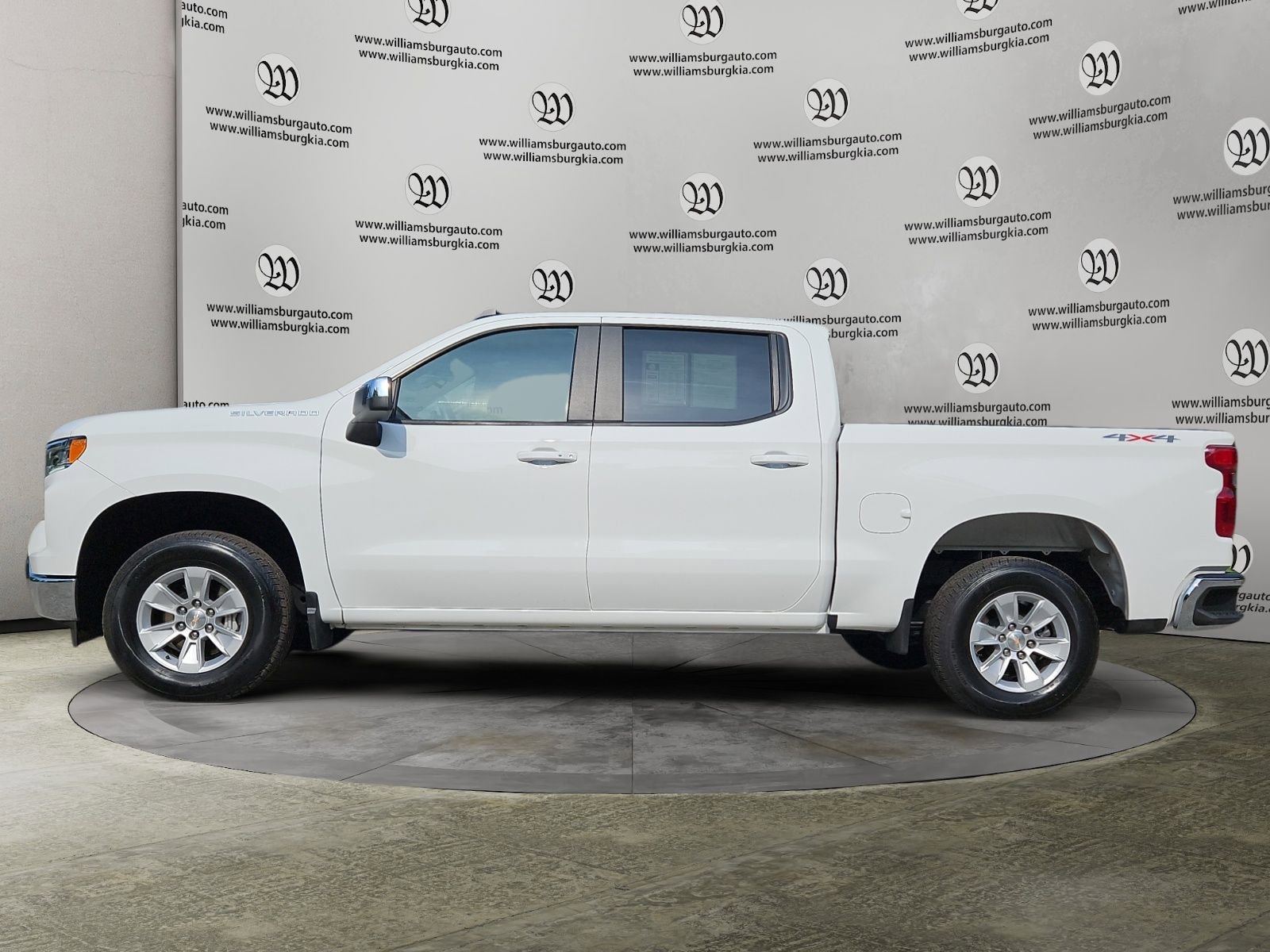 Used 2025 Chevrolet Silverado 1500 LT image 2