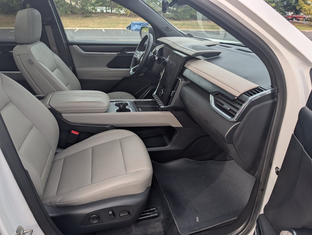 Used 2026 GMC Acadia Elevation w/ Elevation Premium Package FWD image 11