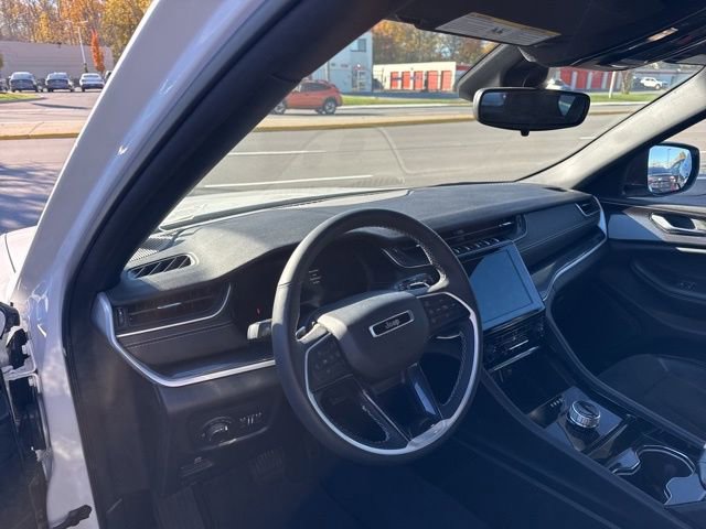 Used 2023 Jeep Grand Cherokee Altitude image 9