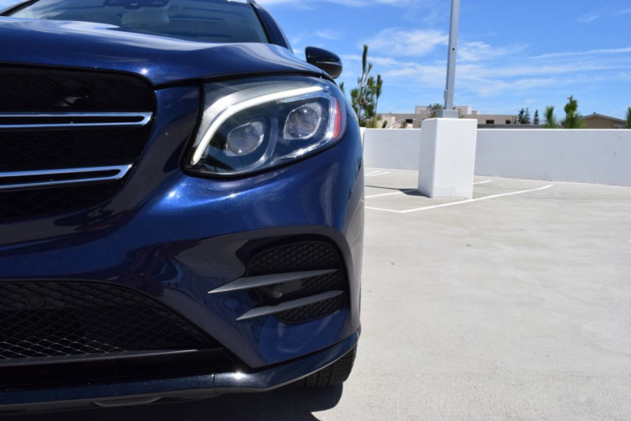 Used 2017 Mercedes-Benz GLC 300 4MATIC image 3