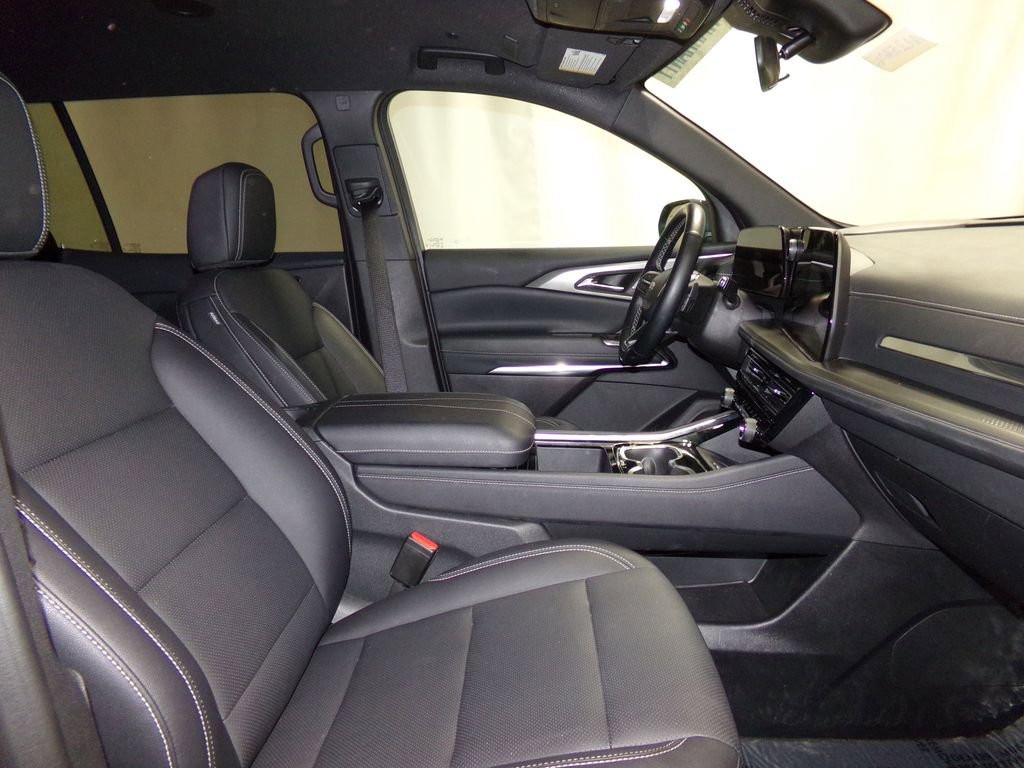 Used 2025 Chevrolet Traverse LT image 8