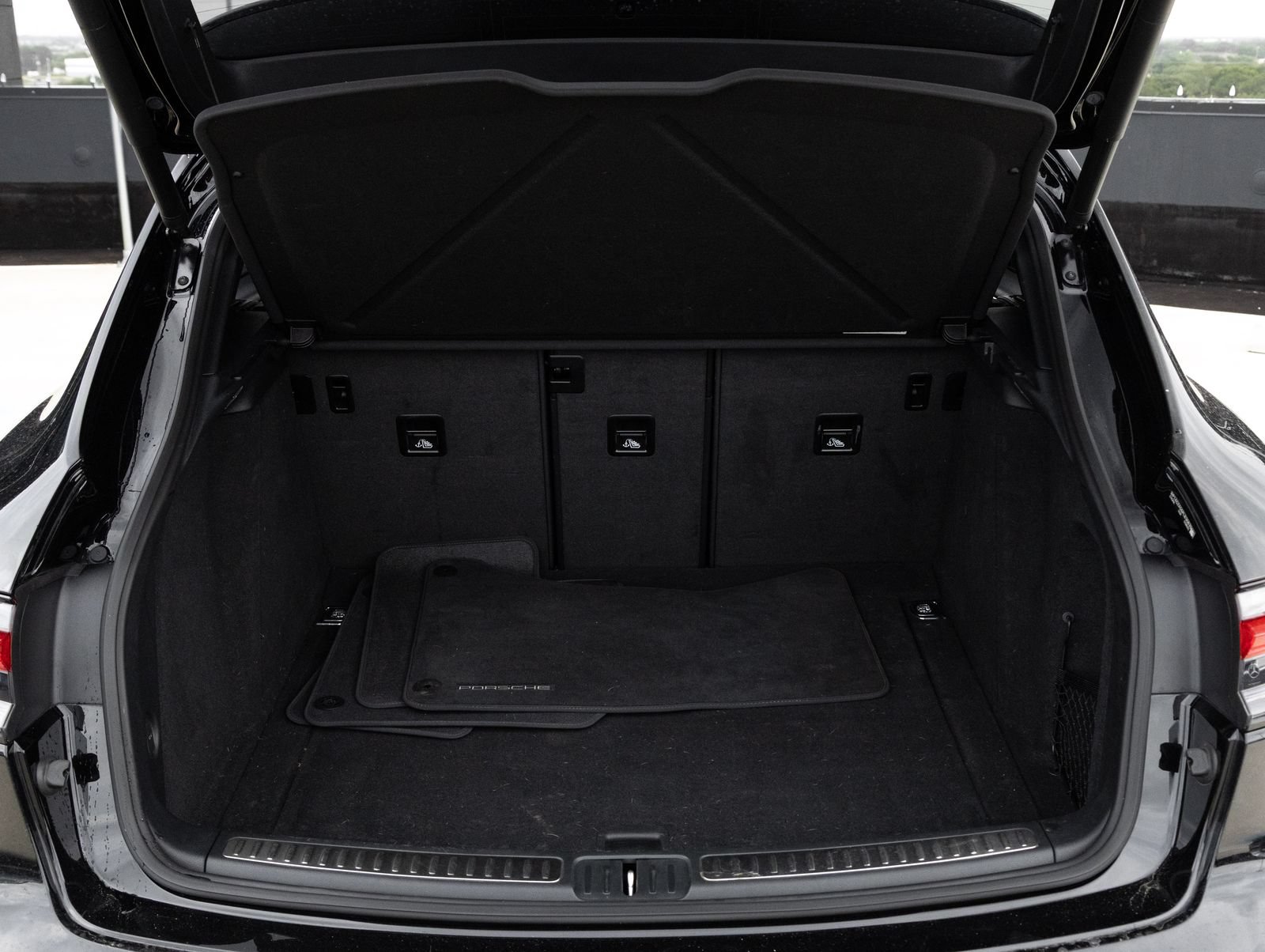 Certified 2023 Porsche Macan S AWD/4WD image 29