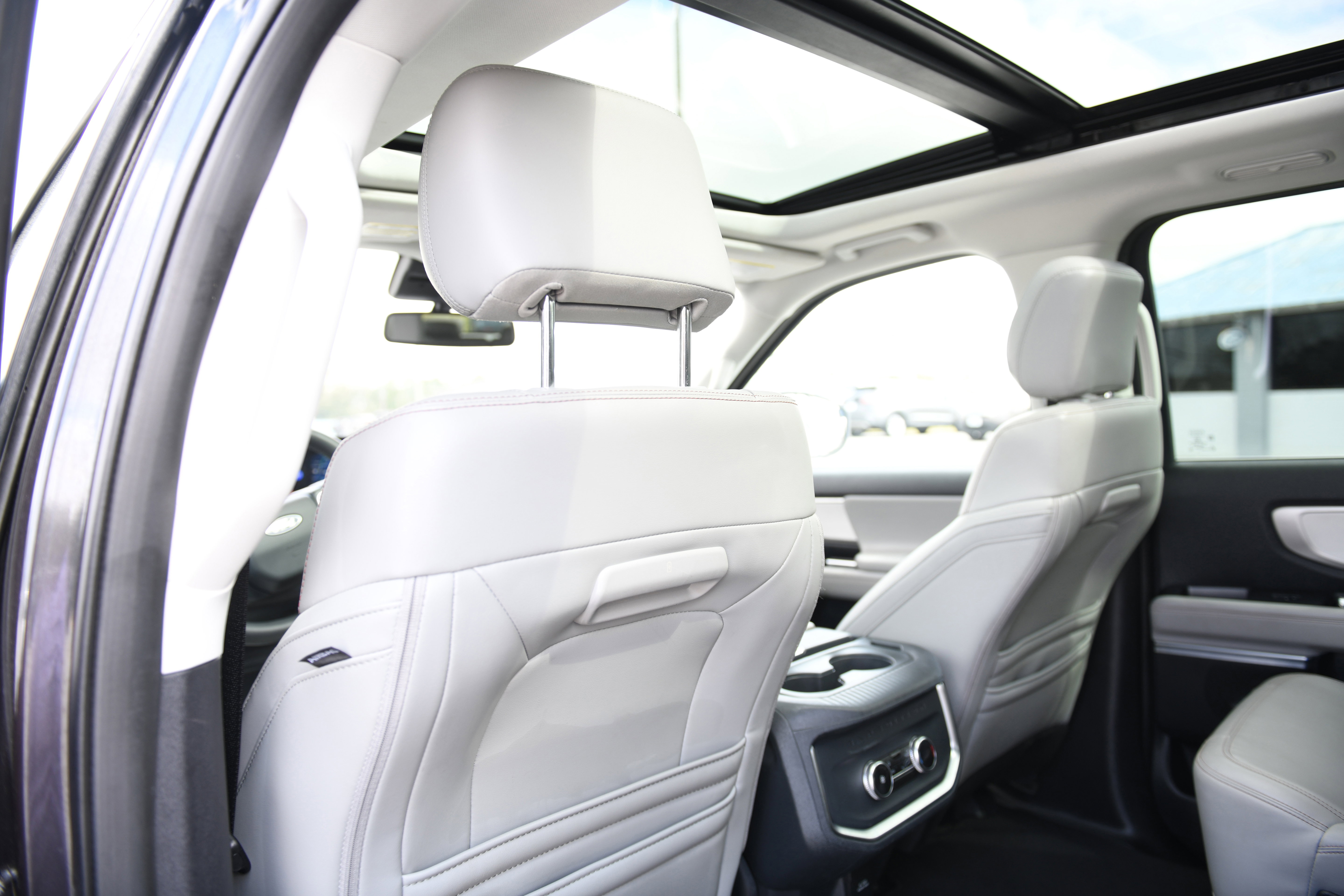 Used 2025 Ford Expedition Active image 16