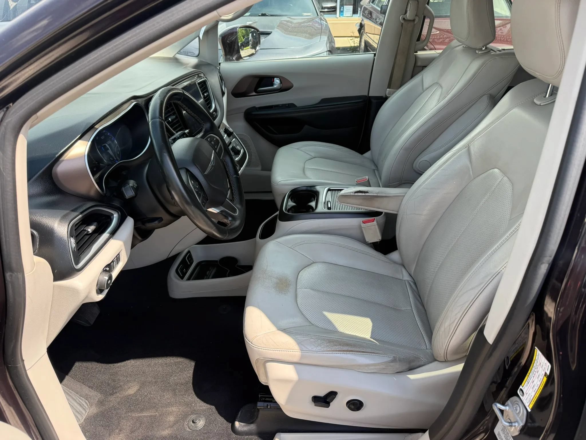 Used 2017 Chrysler Pacifica Touring-L Plus FWD image 12
