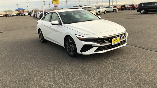 Used 2025 Hyundai Elantra SEL image 2