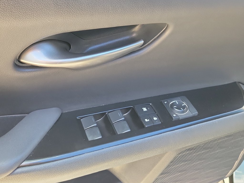 Used 2022 Lexus UX 200 w/ Premium Package FWD image 25