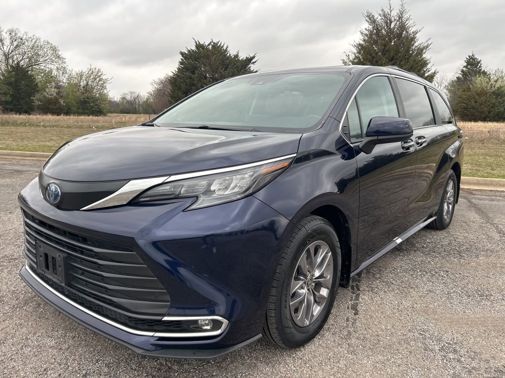 Used 2024 Toyota Sienna XLE w/ XLE Plus Package image 1