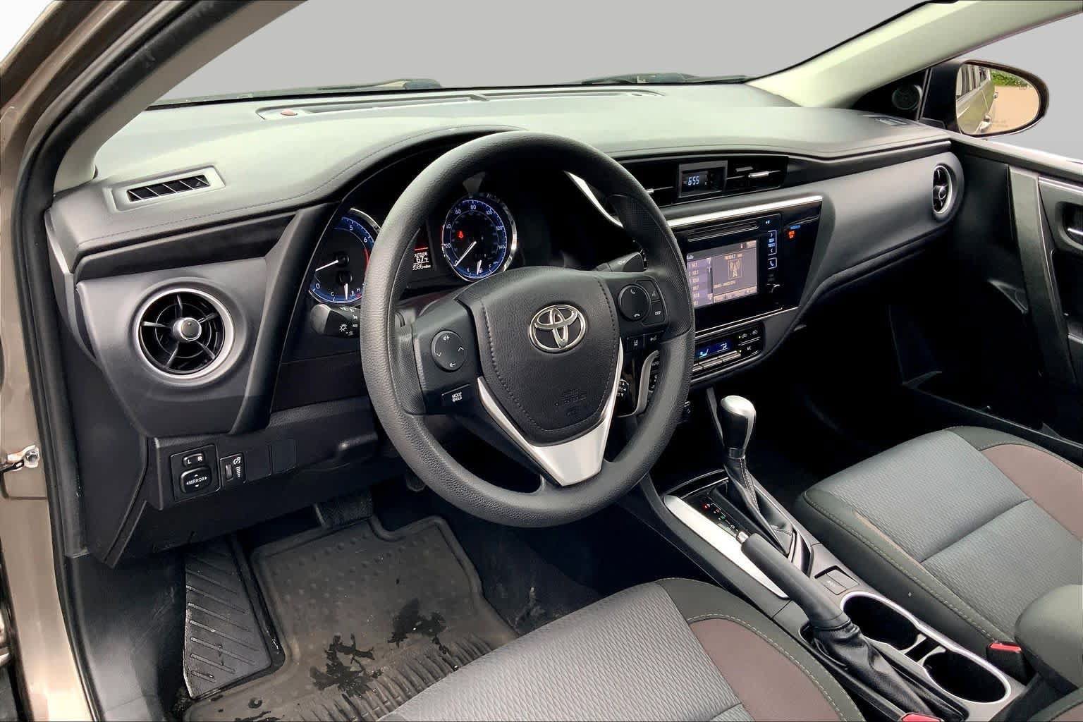 Used 2018 Toyota Corolla LE FWD image 18