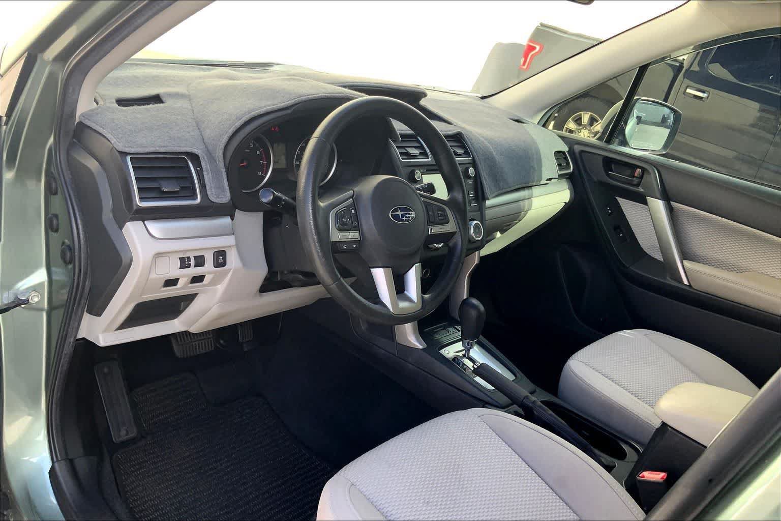 Used 2017 Subaru Forester 2.5i AWD/4WD image 2