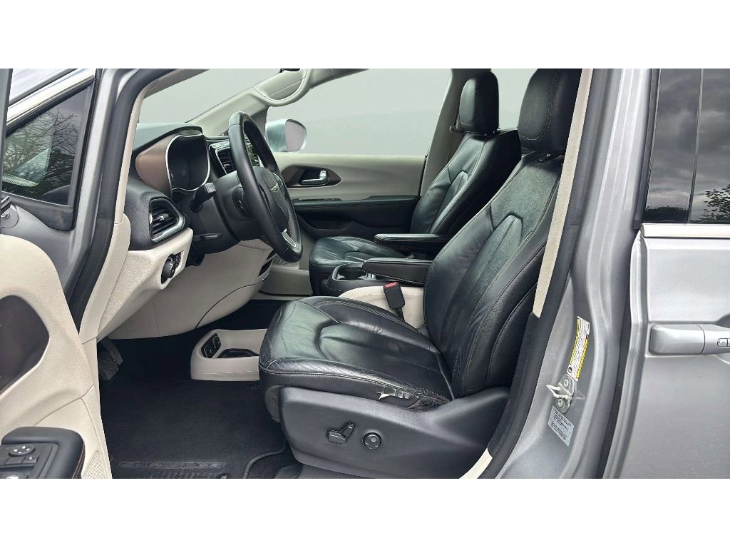 Used 2017 Chrysler Pacifica Touring-L FWD image 11