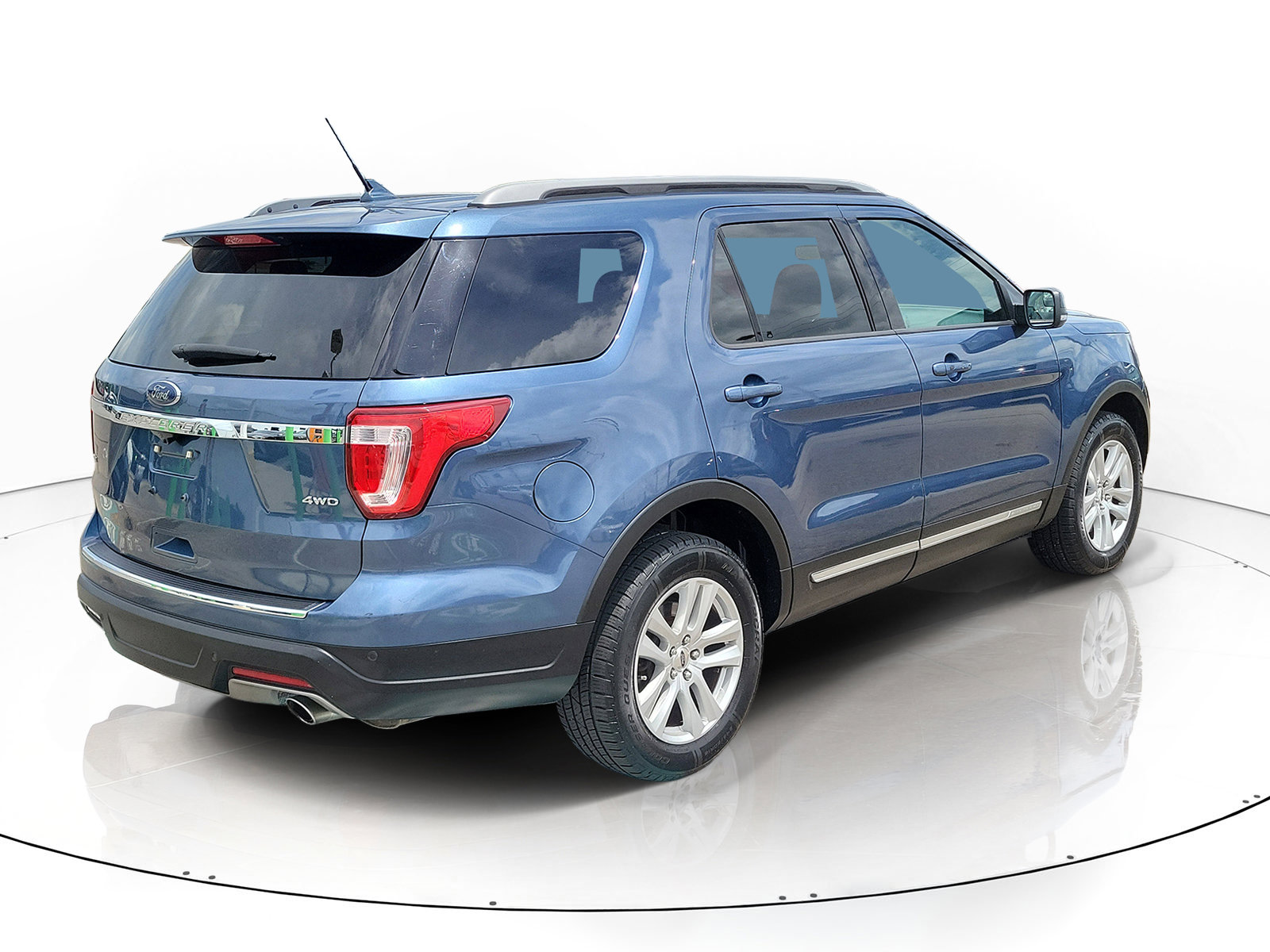 Used 2018 Ford Explorer XLT w/ Equipment Group 202A AWD/4WD image 3