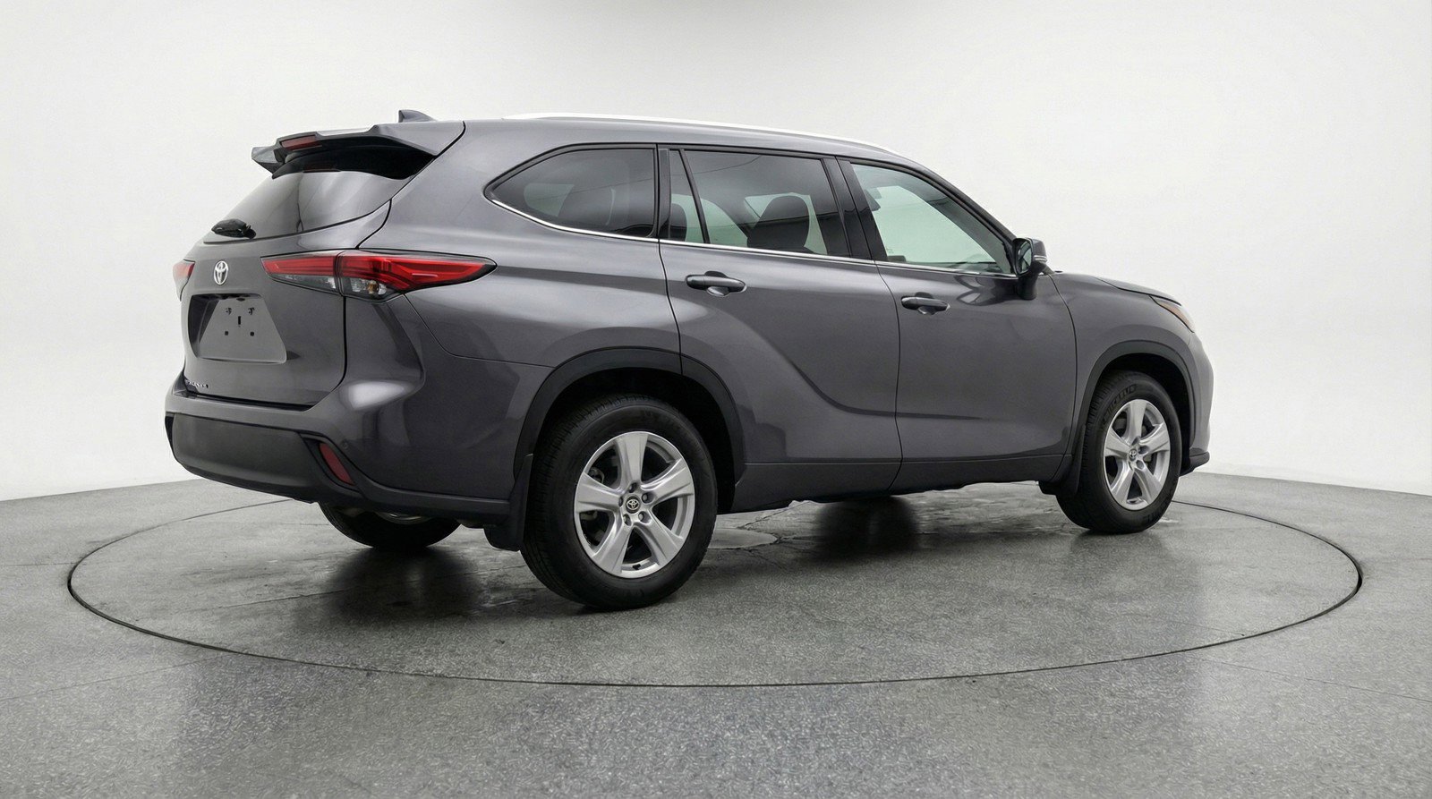 Used 2025 Toyota Highlander LE image 9