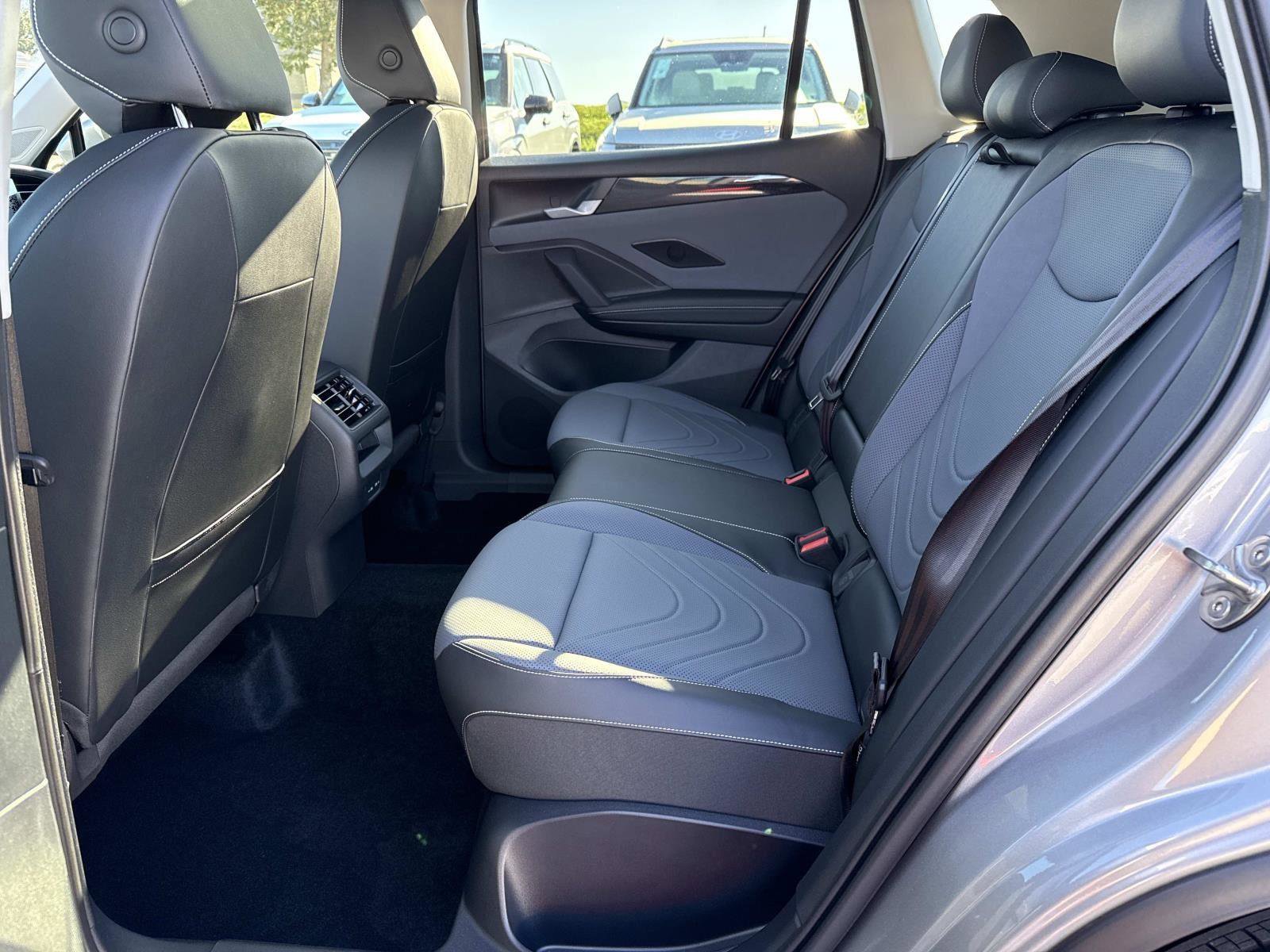 Used 2025 Volkswagen Tiguan SE image 21